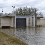 這塊人工濕地位於河口的兩岸，並介於現今制水閥和Lakeshore Drive橋之間。（圖片來源：Todd Masson, NOLA.com；The Times-Picayune）