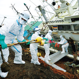 圖片節錄自《共同社》，來自廣島的志工在福島縣南相馬市幫忙卸除漁船上的放射性物質。
