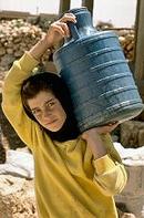 住在黎巴嫩Bayt Misheyeh村的少女，必須提水回家使用。圖片來源：UNICEF