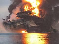 由英國石油租用並營運的深水地平線鑽油平台於2010年4月22日沉入墨西哥灣。照片來源：美國能源部。