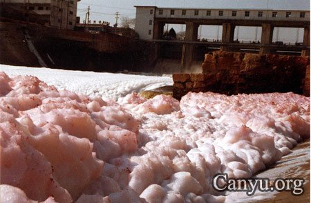 2004年霍岱珊拍攝的河南沈丘縣槐店鎮沙潁河船閘附近的河水污染而生出的泡沫。照片來源：觀察網