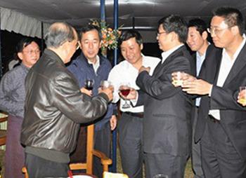 吳登盛(左二著黑夾克者)與中國水電投資者會面情形。緬甸河網Jade Land 提供。