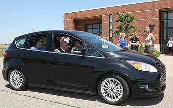 2012年6月15日美國密西根州國會議員 John Dingell 乘坐福特新款 C-MAX Energi 插電式混合動力車。（福特氣車提供）