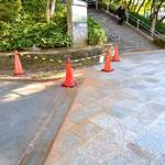 大島小松川公園內的「Wansaka廣場」樓梯處的石板地上流出了六價鉻，由於做了無害化處理，所以步道上呈現出茶色，攝於11月2日，東京都江東區大島9丁目，福留庸友攝。