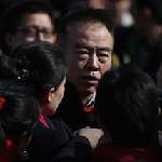陳凱歌在人民大會堂遭媒體包圍採訪(圖片節錄自衛報/Feng Li/Getty Images)