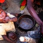安哥拉南部缺乏常規的食物，迫使許多人和著鹽和油吃下煮成糊狀的樹葉、樹根以及漿果。照片來源：斯塔特米勒（Joao Statmiller）