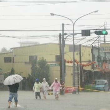 斗六市公正派出所被大水包圍，旁邊通往古坑山上的成功路也被拉起黃線封閉。（中時電子報周麗蘭攝）