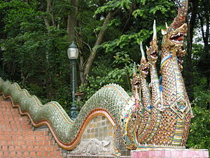 位於泰國清邁雙龍寺前的那伽，圖取自維基