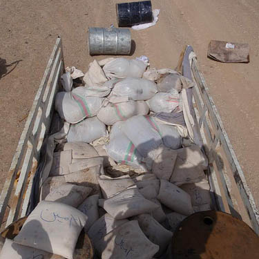 2010年6月，阿富汗的國際安全部隊在賀爾曼德省(Helmand)尋獲兩百磅的硝酸銨，這些足以製造出25個爆炸裝置，而安全部隊也同時尋獲數噸的海洛因和罌粟。 圖片來自：ISAF Media相本。
