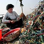 中國貴嶼的拆解戶正以極簡陋的方法進行零件分類 圖片提供：賴芸