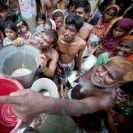 在孟加拉舊達卡民眾等待領水的狀況。圖片來自：聯合國/Kibae Park攝影。