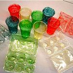 蝦殼衍生塑膠製成的塑膠杯和蛋盒。圖：哈佛大學維斯研究所（the Wyss Institute）。