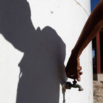 墨西哥新萊昂州某處水量見底的儲水槽，一名男子打開水龍頭想要取水，但無水可用。（圖片來源：Tomas Bravo/Reuters）