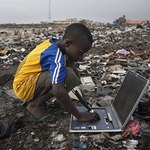 迦納阿博布羅西電子垃圾場中的孩子。（攝影：Andrew McConnell/Alamy。）