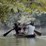 一家人在聖胡安河上坐船旅行。聖胡安河位於哥斯大黎加和尼加拉瓜邊界，生物多樣性豐富。（照片： Germán Miranda/IPS提供）。