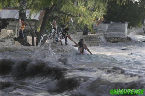 圖為大浪襲擊南太平洋小島Kiribati (來源：綠色和平 )