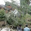 日本新潟縣大地震，建物倒塌