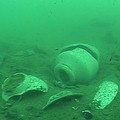 潛水人員下海勘查發現，海面下破裂的陶瓷片散落四處