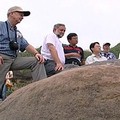 國外學者在野柳觀察地質。