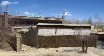 牛糞妙用多，藏人利用牛糞作為建築材料。
