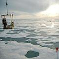 科學家在北極研究冰山。圖片提供：NOAA