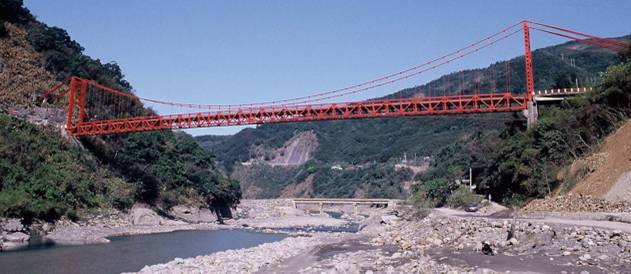 圖20 北部橫貫公路復興吊橋，跨度及高度皆足以讓洪水與土石流通過（洪如江攝）