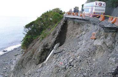 圖29 台東海岸公路過度逼近海域而被海浪沖毀（洪如江攝）