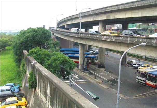 圖36 新店溪溪岸防洪牆及高架橋，形成台北市的圍城結構（洪如江攝）
