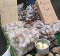 在巴利米納市場的兩種愛爾蘭馬鈴薯；攝影： Gangchinabz