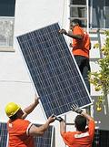 加州的工人正在為建築物替換太陽能板；圖片來源：CAIVP1