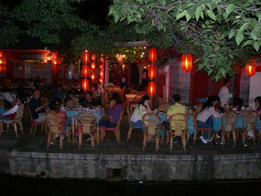 酒吧林立、古味盡失的麗江古城； 攝影：王鑫　