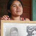 Paulina Osorio 出生的村莊已淹沒在Chixoy大霸中，她的雙親遭瓜地馬拉軍隊殺害時她年僅九歲；攝影：Erik Johnson ；圖片提供：International Rivers Network