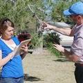 美國地質調查員Jake Weltzin和亞利桑那大學研究生Lisa Benton正在調查阿勒頗松樹，一種在Tucson地區常見的物種；攝影：T. Crimmins ；圖片提供：UA