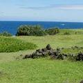 在Kipahulu地區'Ohe'o峽谷附近的岩牆遺蹟與丘陵草地；圖片提供：HawaiiWeb