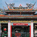 佛教加民間信仰：台北市龍山寺；常常是政治人物測驗人心向背的地方；攝影：洪如江 