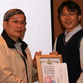 林務局長顏仁德(左)和創意繪本大專社會組第一名王宏豪(右)