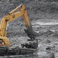 一架正在挖除金士頓燃煤發電廠灰燼的挖土機；圖片來源：TVA
