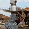 一個在印度中部的女人頭頂著水壺；攝影：dct-pix