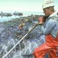 石油外溢後數週內，清潔人員使用高壓管住噴灑售油汙的岩石，同時也破壞了沙灘；圖片來源：艾克森漏油事件處理委員會。