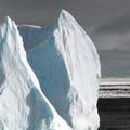 在南極洲附近飄浮著的冰山；攝影：Ted Scambos；圖片來源：國際冰雪數位中心