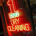 位於舊金山市一間乾洗店門外的標示；攝影Patrick Boury