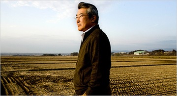 日本，山形縣，齊藤一志站在稻田裡，抱怨自民黨政府不願進行必要的改革。