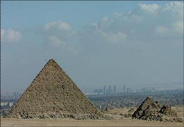 每位法老王金字塔旁照理說應該都有皇后金字塔，但似乎只有孟卡拉王金字塔的保存最為完整，看起來也最協調；攝影：許煥章