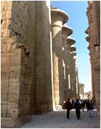 圖特摩斯三世祝祭殿的巨型石柱，是卡納克神廟中最精美的雕刻作品，壯麗中兼涵雅緻，走在其中，對古埃及悠然神往；攝影：許煥章