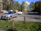 德國德勒斯登的一個社區停車場設置下凹的草溝，收集停車場的雨水涇流，使其慢慢滲入地下；攝影：廖桂賢　