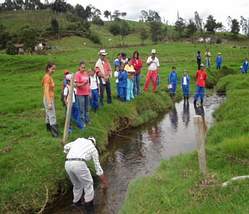工作人員在塔魯拉流域教導當地居民進行水質監測工作；圖片提供：Andrea Silva Restrepo