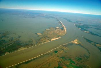 混濁夾帶滿是化肥成份的河水流經密西西比河三角洲，最後注入墨西哥灣。圖片由E. Wilson 攝。SCCC 提供。