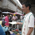 2009年7月18日，反賭團體於澎湖馬公北辰市場中分發傳單；攝影：吳佳其