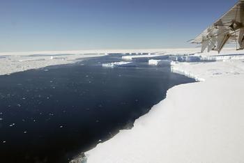 2009年，松島冰蓋和阿蒙森海。圖片由 David Holland 攝，國家科學基金提供。
