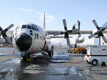 阿拉斯加州科迪亞克島的海岸警衛隊人員正在準備一架載著 NOAA 儀器北飛到北極圈的 C - 130 型飛機。圖片由 NOAA 提供。